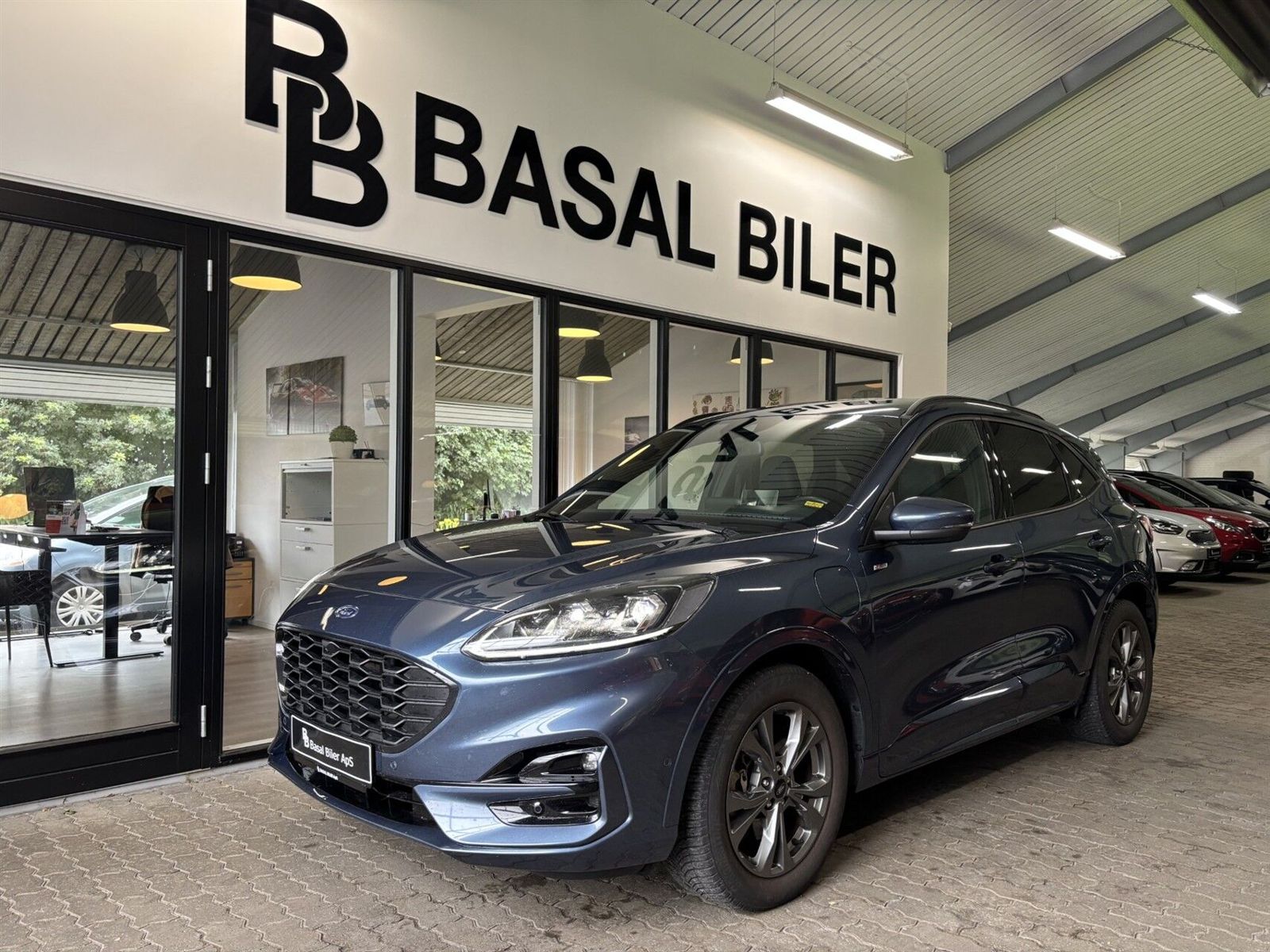 Bil foran showroomet hos Basal Biler