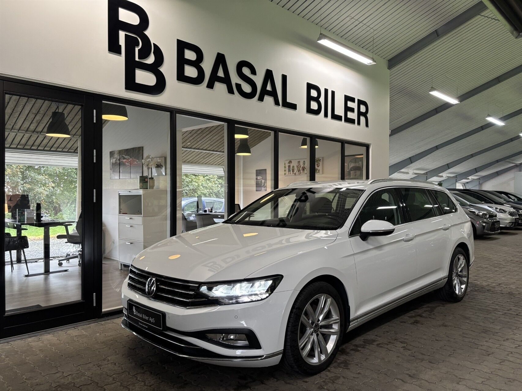 Bil foran showroomet hos Basal Biler