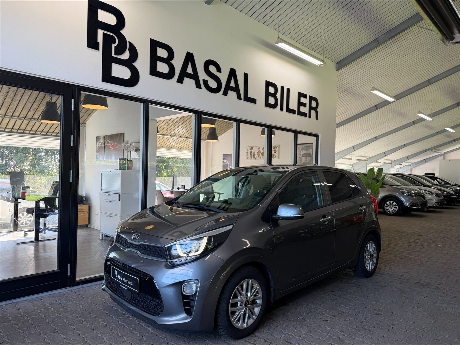 Bil foran showroomet hos Basal Biler